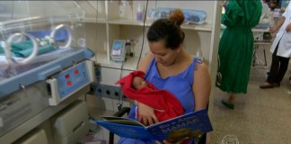 Pediatras recomendam que mãe leia para o bebê ainda na barriga