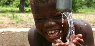 Fique 10 minutos sem celular e ajude 1 criança sem água
