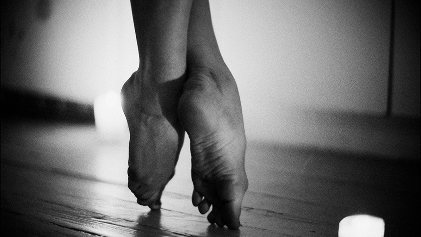 Танец на цыпочках. Красивые женские ноги. Ноги танцора. Девушка на цыпочках. Ноги на цыпочках.