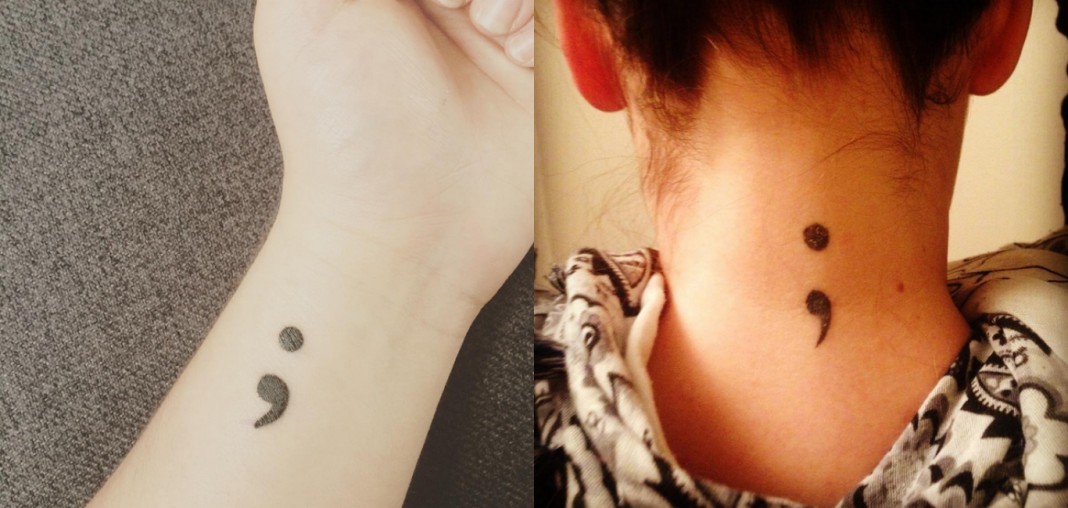 Jovens tatuam ponto e vírgula para representar luta pela saúde mental
