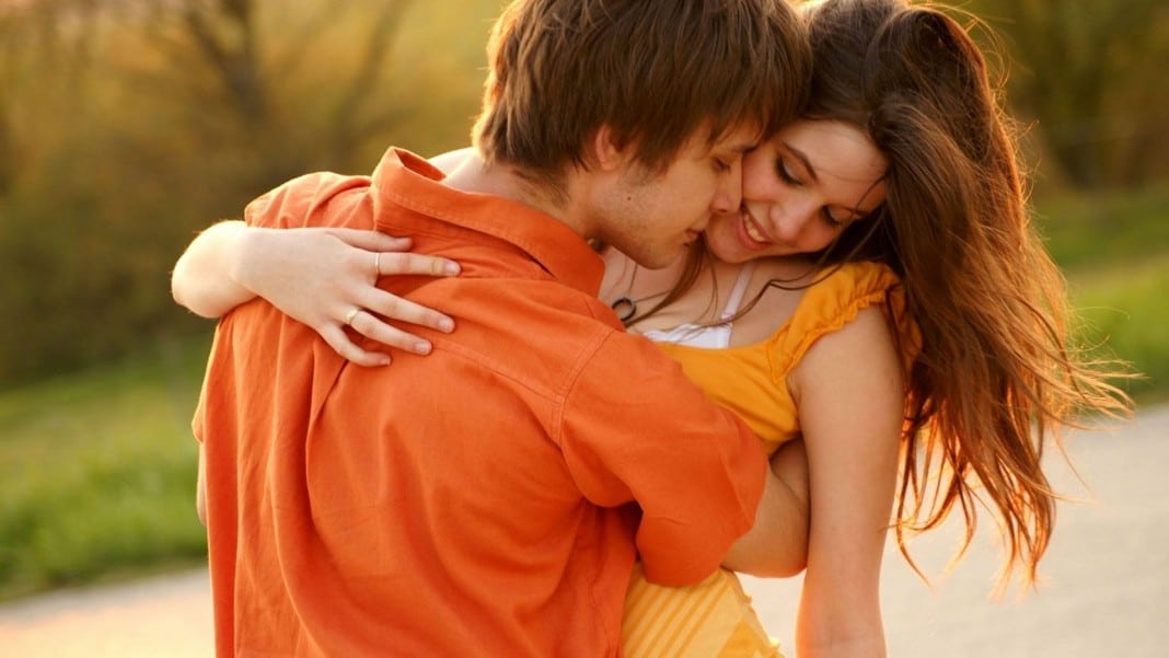 Um Abraço É Um Poema De Amor À Pele
