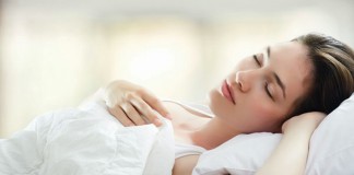 Deixa ela dormir! Mulheres precisam de mais sono do que os homens, diz a ciência