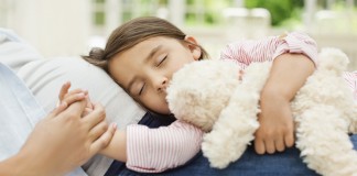 10 erros que os pais cometem ao colocar os filhos para dormir