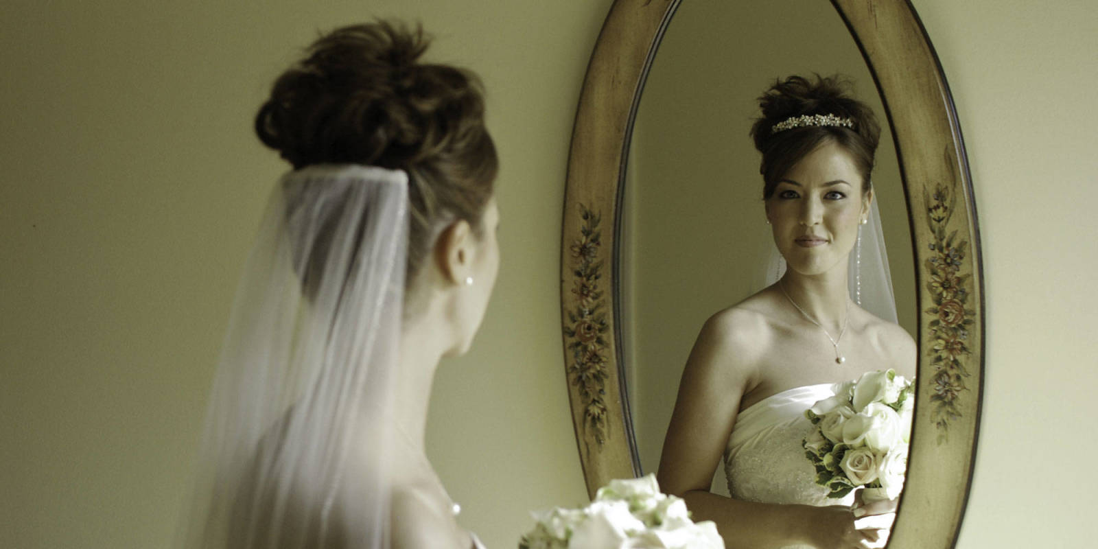 Нельзя видеть невесту. Невеста у зеркала. Невеста перед зеркалом. Невеста возле зеркала. Свадьба в отражении.