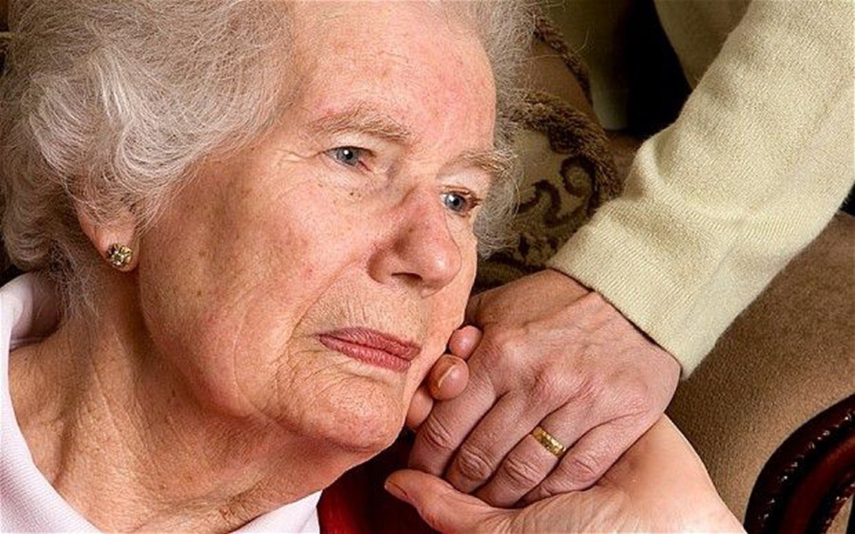 Деменция 90 лет. Деменция у пожилых. Красивая пожилая женщина. Люди с Альцгеймером. Слабоумие у пожилых.