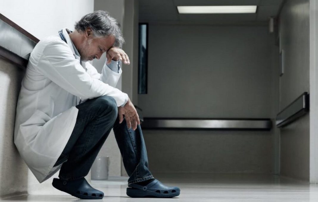 Médicos: 25% estão deprimidos e 40% exaustos emocionalmente