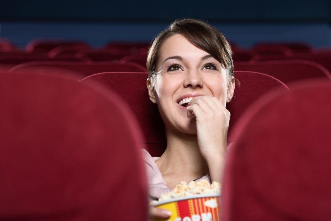 Por que você também deve ir ao cinema (e a outros programas) sozinho