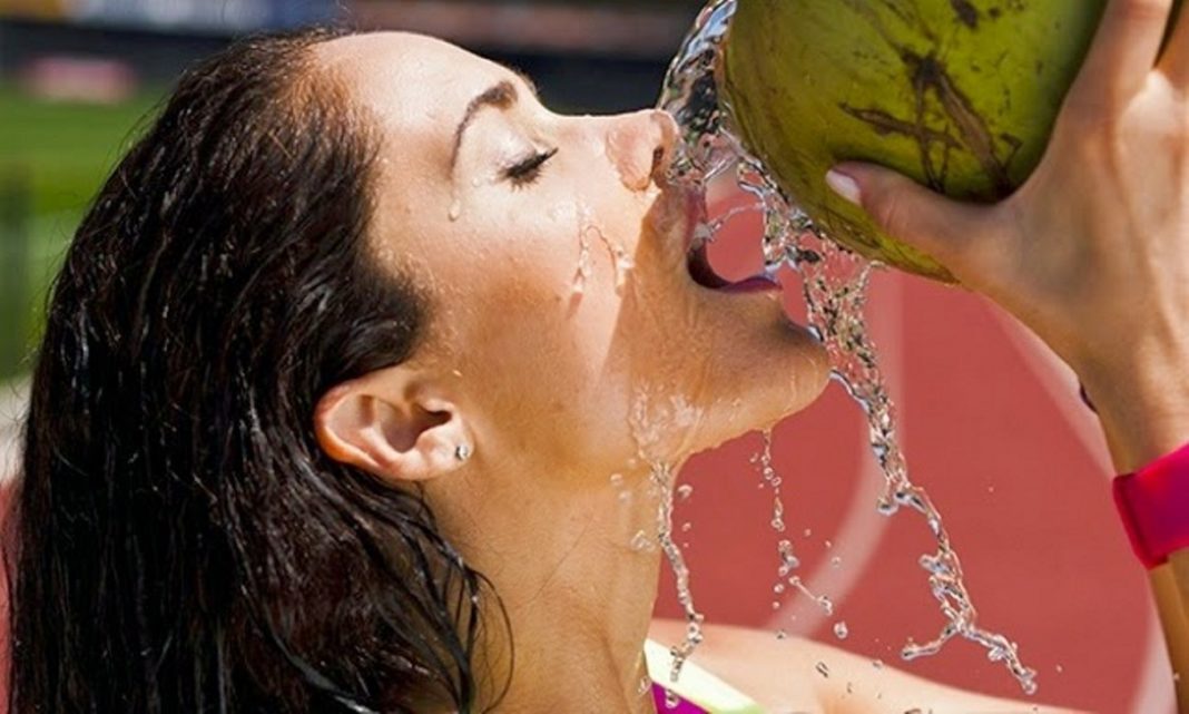 Isto é o que acontece com seu corpo quando você bebe água de coco