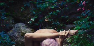 Mulher contorce seu corpo em poses incríveis de Yoga para promover a paz interior e a autocura
