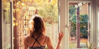 A VIDA FECHA A JANELA, MAS DEIXA ABERTA A PORTA