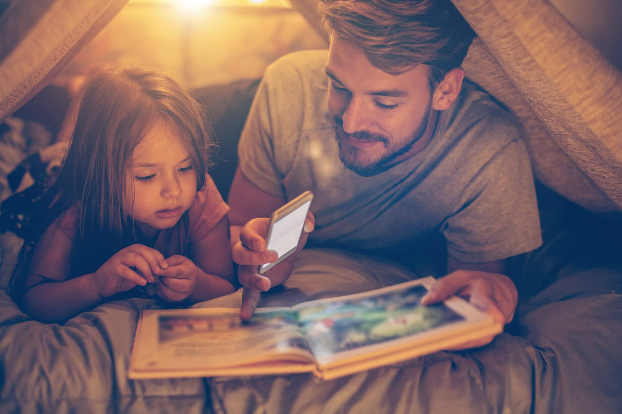 Посмотри сын посмотри дочь. Чтение сказок. Чтение для детей. Ребенок читает книгу. Чтение сказок детям.