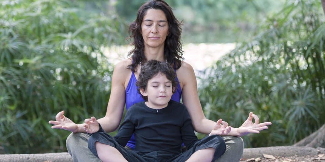 o-CHILD-MEDITATE-facebook COMO VOCÊ ENSINA SEUS FILHOS A MEDITAR?
