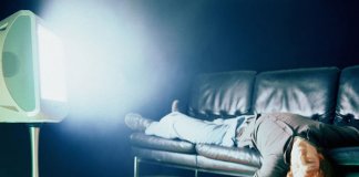 DORMIR COM A TV LIGADA PODE CAUSAR DEPRESSÃO
