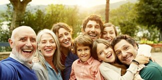 O sangue nos faz parentes, a lealdade nos torna uma família