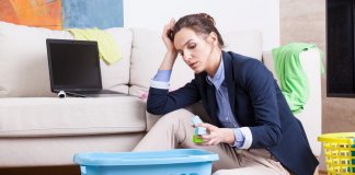 A dupla jornada de trabalho: mães esgotadas com Síndrome de Burnout