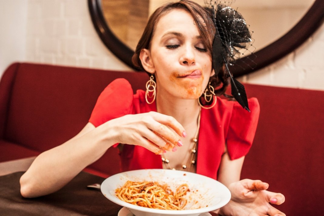 Голодная женщина видео. Девушка ест макароны. Голодная девушка. Девушка ест. Женщина ест спагетти.