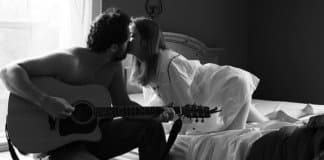 Cantar baixinho é sinal de amor soando alto ali na alma…
