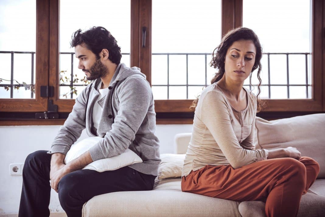 Couple not talking after a fight on the sofa in living room at h A falta de diálogo transforma pessoas próximas em meros desconhecidos