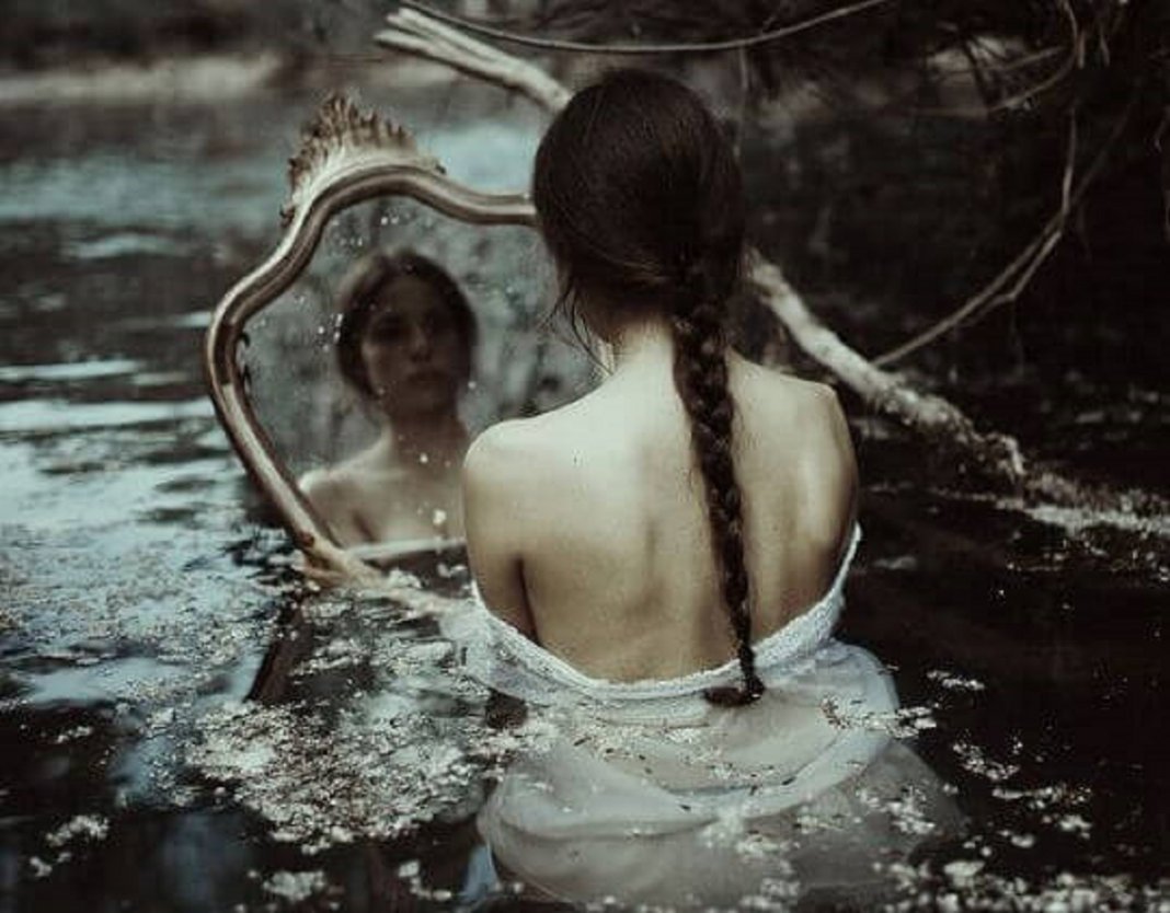 Somos fascinados pela imagem que mostramos ao espelho e não pelo que o espelho nos mostra