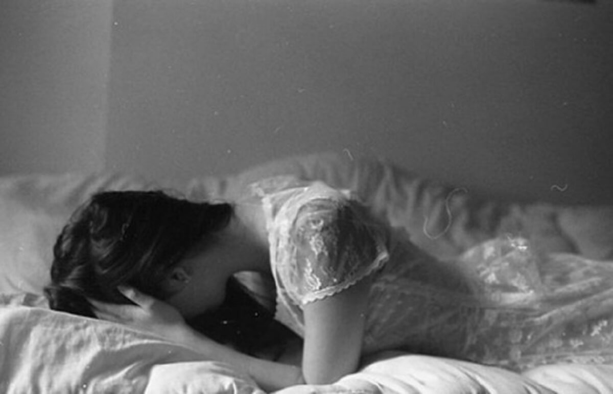 Проснуться заплаканной. Девушка рыдает в подушку. Девушка лицом в подушку. Плачущая девушка в подушку. Девушка плачет на кровати.