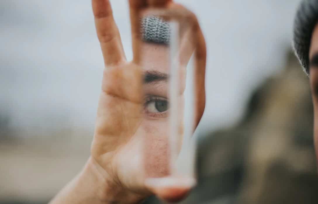 A lei do espelho: o que vê nos outros é na verdade o seu reflexo