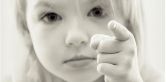 6 comportamentos estranhos que são reflexos de traumas da infância