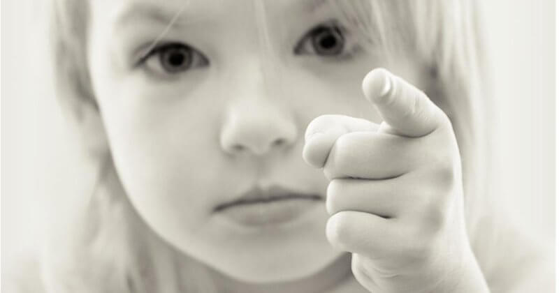 6 comportamentos estranhos que são reflexos de traumas da infância