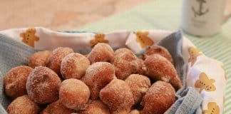 Bolinho de chuva com café num fim de tarde cinza