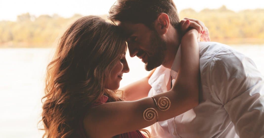 Pedir-amor-não-é-amor.-É-chantagem-emocional Pedir amor não é amor. É chantagem emocional