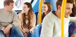 Pessoas mais felizes conversam com desconhecidos no transporte público