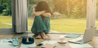 Um dia eu levei uma rasteira da vida. Dessas que a alma se deita no chão sem forças para se levantar…