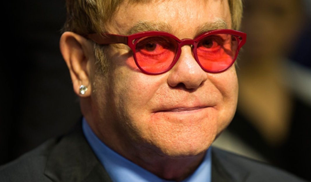 Você irá se emocionar com esse comercial de Natal estrelando Elton John