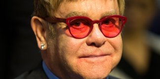 Você irá se emocionar com esse comercial de Natal estrelando Elton John