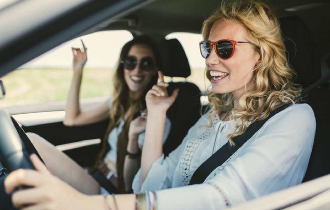 Estudo diz que cantar em volume total no carro melhora o humor e prolonga a vida