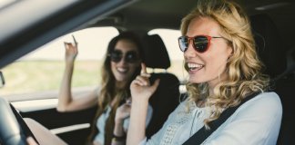 Estudo diz que cantar em volume total no carro melhora o humor e prolonga a vida