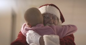fasdapsicanalise.com.br - Papai Noel visita crianças com câncer e também fica careca para mostrar que é igual a elas