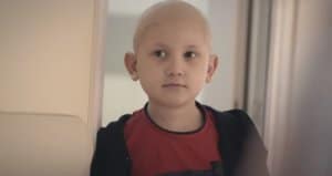 Papai Noel visita crianças com câncer e também fica careca para mostrar que é igual a elas fasdapsicanalise.com.br - Papai Noel visita crianças com câncer e também fica careca para mostrar que é igual a elas