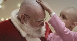 fasdapsicanalise.com.br - Papai Noel visita crianças com câncer e também fica careca para mostrar que é igual a elas