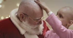 Papai Noel visita crianças com câncer e também fica careca para mostrar que é igual a elas fasdapsicanalise.com.br - Papai Noel visita crianças com câncer e também fica careca para mostrar que é igual a elas