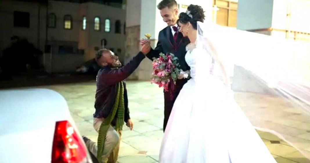 Sem-abrigo convidado para assistir ao casamento entrega flor aos recém-casados