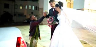 Sem-abrigo convidado para assistir ao casamento entrega flor aos recém-casados