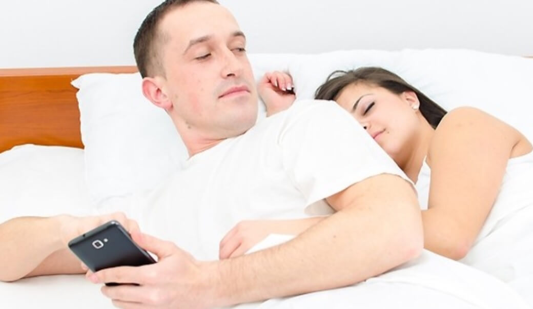 Se seu parceiro espia seu celular, termine a relação