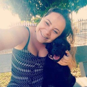 fasdapsicanalise.com.br - Cachorrinha arrasta o seu novo cobertor para compartilhar com um c&atilde;o abandonado