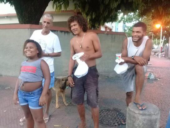 fasdapsicanalise.com.br - Menina pede para distribuir quentinhas a moradores de rua no seu anivers&aacute;rio de 8 anos