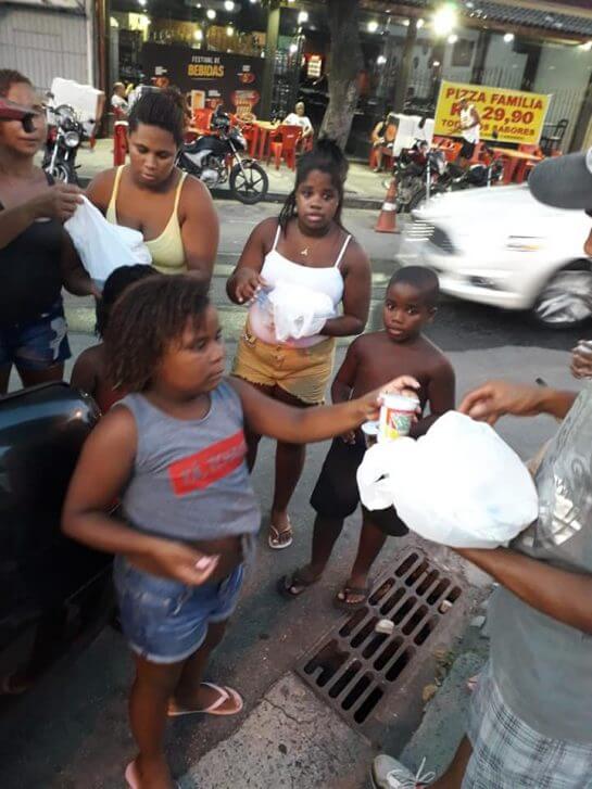 fasdapsicanalise.com.br - Menina pede para distribuir quentinhas a moradores de rua no seu aniversário de 8 anos