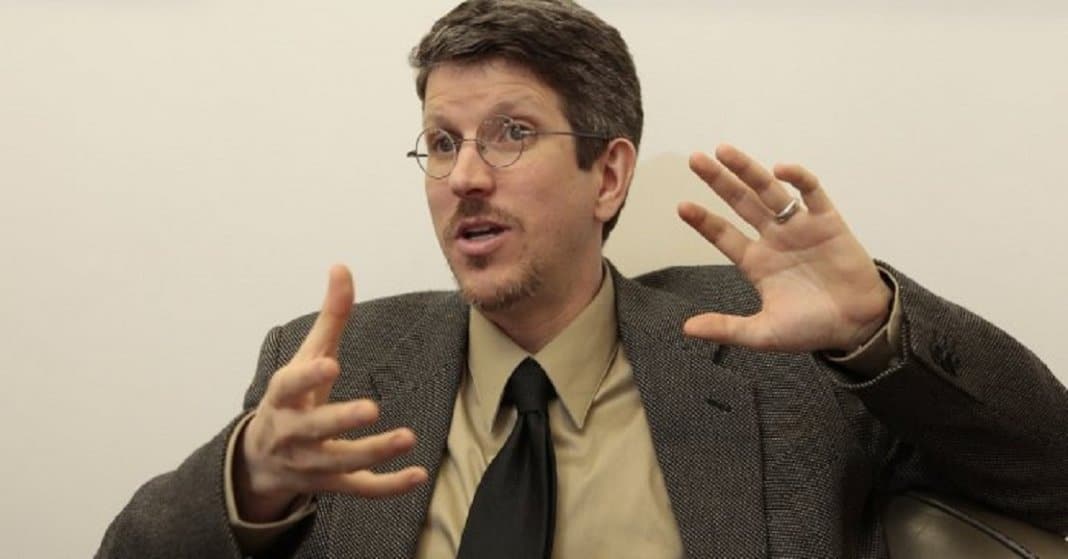 Benjamin-R.-Karney-696x365 O Mau Humor Dos Outros É Tão Contagioso Quanto Um Resfriado, Diz Estudo