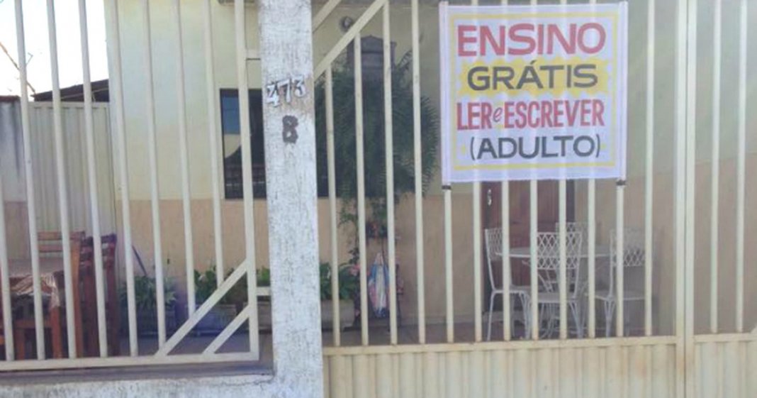 Professora aposentada abre sua casa para alfabetizar adultos de graça