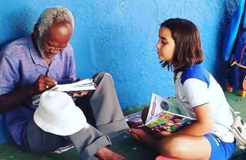 Menina de 9 anos alfabetiza vendedor de picolé de 68; cena comove web