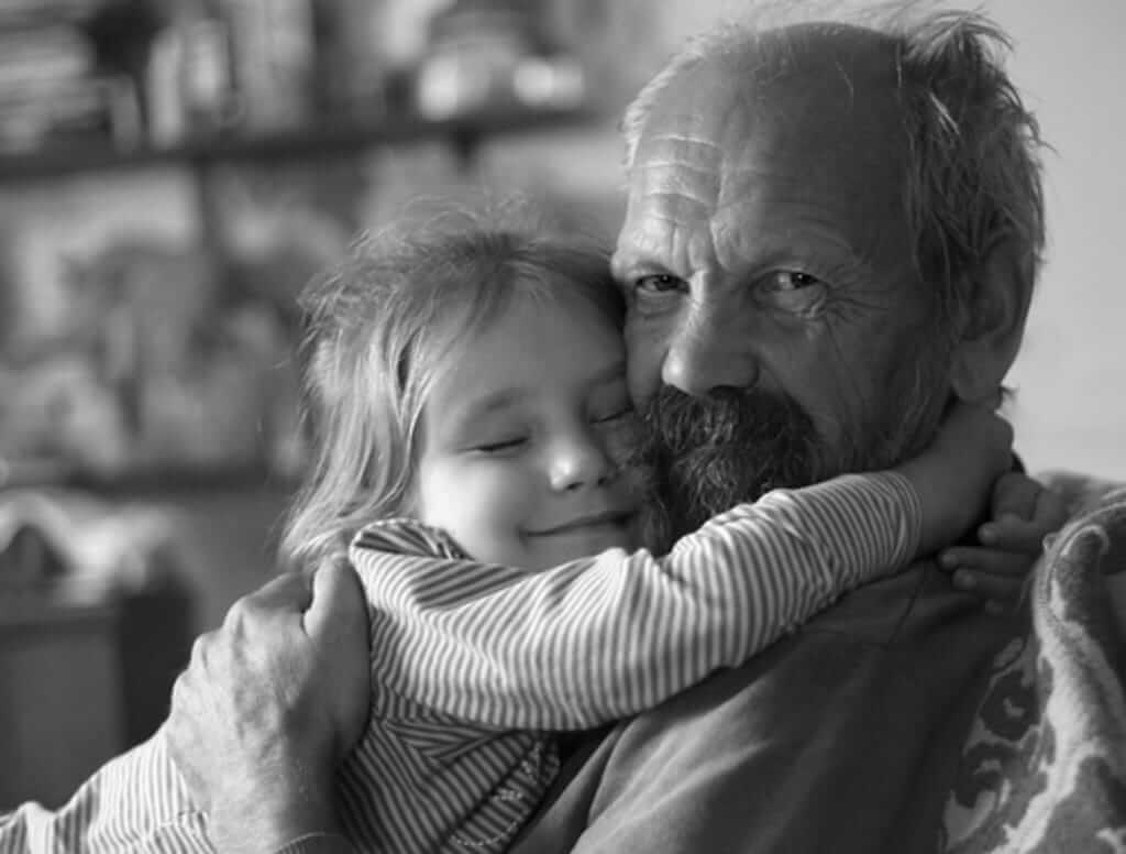 As crianças que crescem com os avós são mais seguras e felizes