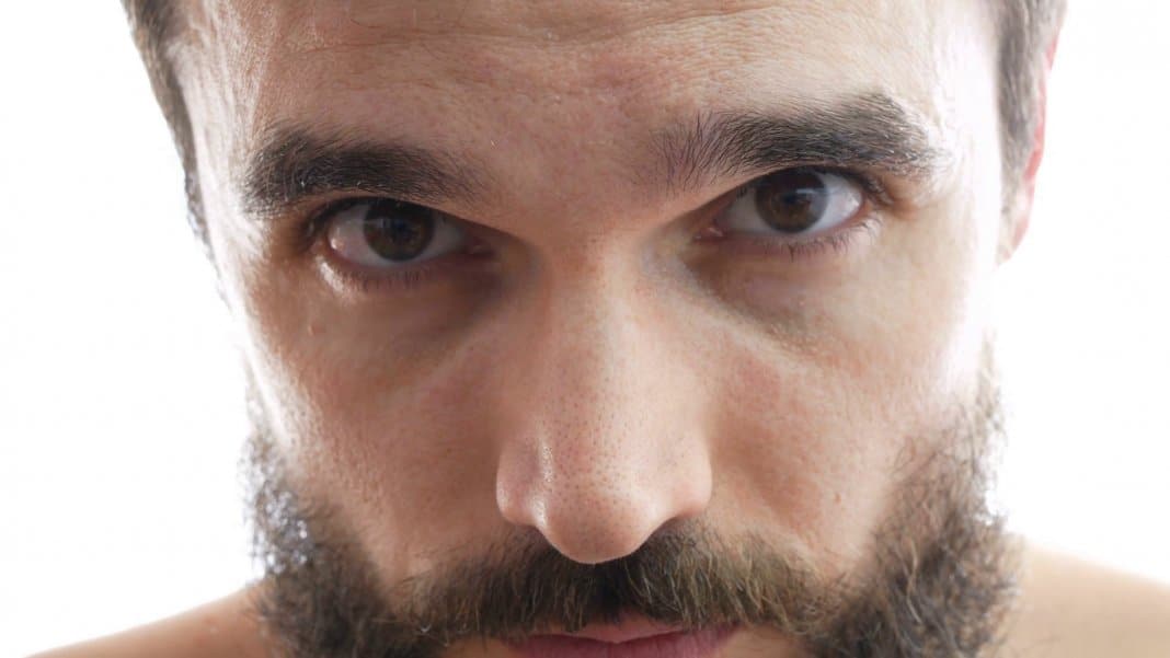 Se o teu namorado tem barba a probabilidade de ser infiel é maior